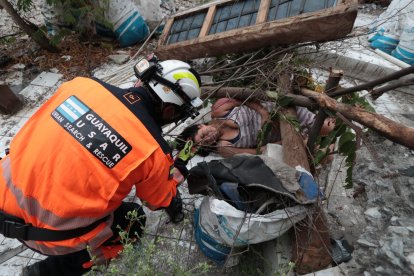 Aquí, rescatistas asisten a una mujer que participó en el evento de prevención.