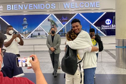 Carlos Mina a su arribo a Guayaquil. y un abrazo con un amigo.