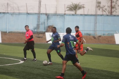 Walter Ayoví (c), exjugador ecuatoriano, es una de las figuras de La Mitad.