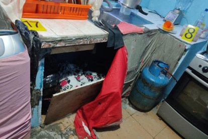 En las cobijas que envolvían el cuerpo de la víctima quedaron las huellas digitales de la procesada.