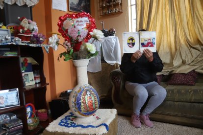 La madre muestra fotografías de sus hijos, quienes están detenidos, cuando eran niños.