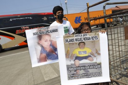 Rosa Reyes pide ayuda para su hijo, quien no tiene su pierna izquierda.