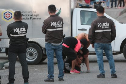 La hermana del fallecido llora desconsolada. Sus familiares le dicen palabras de aliento.