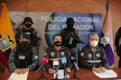 En rueda de prensa, los agentes policiales daban el reporte del operativo.