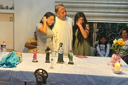 Las chicas recibieron la bendición de un párroco, luego de su liberación.