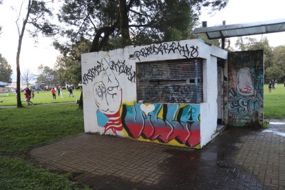 En unas casuchas del parque están grafiteados símbolos de los Ñetas.