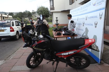 La moto en la que circulaban los sujetos quedó inservible.