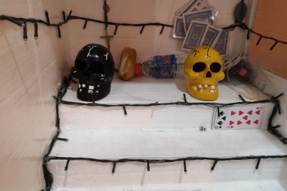 Este es el supuesto altar que la Policía halló en un operativo.