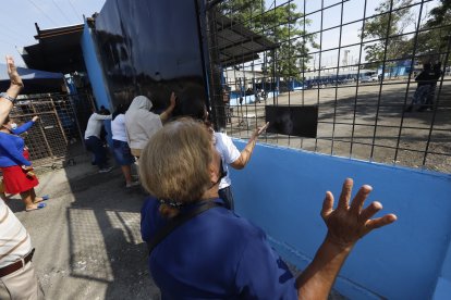 Siervos fueron hasta el portón de la ‘Peni’ para clamar a Dios por la crisis carcelaria nacional.