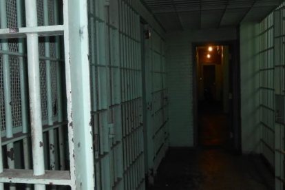 Algunos reos sostienen que en pasillos y celdas se siente una presencia sobrenatural.