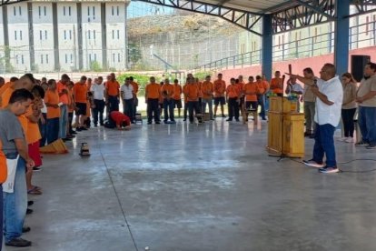 El ministerio carcelario, Primero Dios, evangeliza a los PPL y ora junto a ellos.