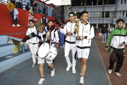 El festejo de los jugadores de la Liga Unión, tras ganar el título de ecuavóley.