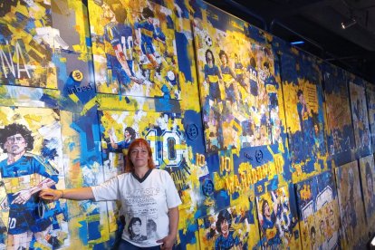 Mariana Vega visitó el museo de Boca Juniors, en Buenos Aires, Argentina, para ver las postales de D10S.