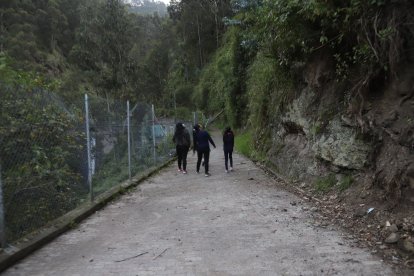 Hay vecinos que caminan con temor.