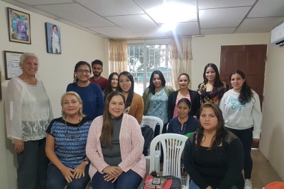 La psicologa clínica, Laura Mnserrate, junto a compañeras, cuando daba un taller.