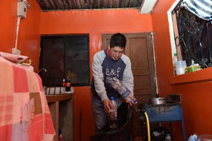 Su padre se dedica al reciclaje para conseguir unos centavitos.