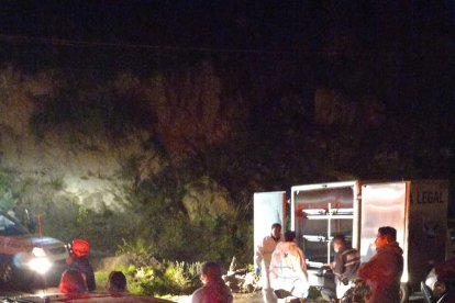 El cadáver de la mayor de las chicas fue extraído del bosque la noche del miércoles.