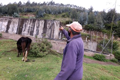 Un morador muestra el sitio donde indagaban los agentes.