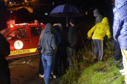 Moradores del sector estuvieron en el lugar donde los bomberos rescataban a las víctimas.