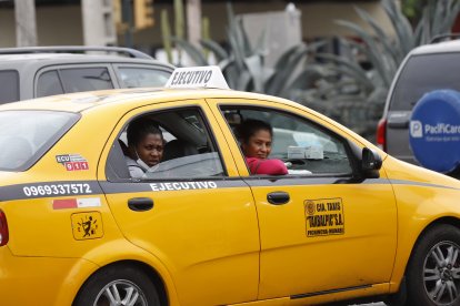 Las mujeres son quienes más las atacan. Con sus miradas le dicen de todo...