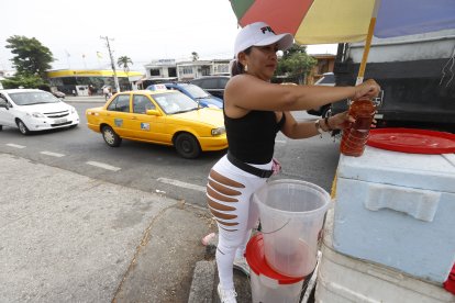 En su puesto embotella sus bebidas medicinales.