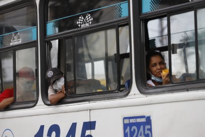Varios ‘descabezados’ asoman en los autos que pasan por la avenida Trujillo.