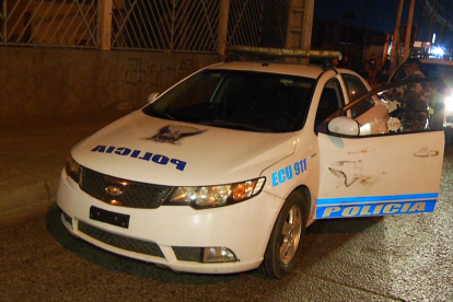 Este patrullero y el vehículo en el que se movilizaban los funcionarios fueron llevados a un canchón.