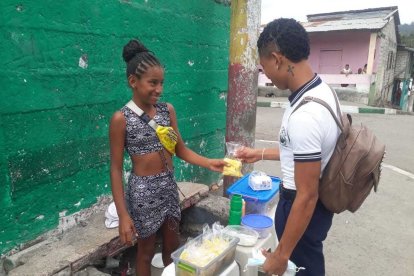 Para ayudar a su familia, ella vende mango en las calles de San Mateo.