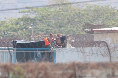 El 28 de octubre pasado, un equipo de este Diario captó a un recluso que tenía un objeto similar a un arma larga, envuelto en una camisa.
