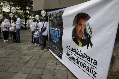 Con una pancarta, familiares estuvieron en la institución.