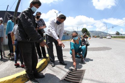 Dicen que los olores nocivos salen de las alcantarillas.