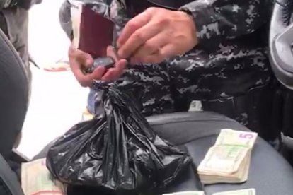 El dinero que fue encontrado dentro del carro.