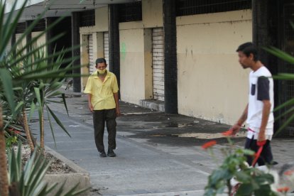 Junto a los bloques habitacionales de Venezuela y Antepara hay charcos con olores nauseabundos, ya que en el sitio se orinan.