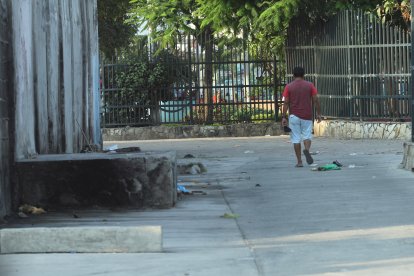 En un callejón ubicado al lado del parque Puerto Lisa también los malos ciudadanos hacen sus necesidades biológicas.