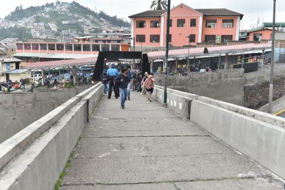 El puente de La Quiroga ya luce vacío luego de la reubicación de los comerciantes.