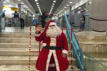 En los centros comerciales también se espera la llegada de los Papá Noel