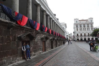 El Palacio de Gobierno está engalanado con los colores de la bandera de Quito.