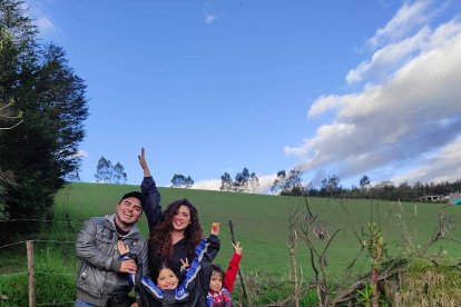 Renato Abad compartió una imagen en la que está con su familia.