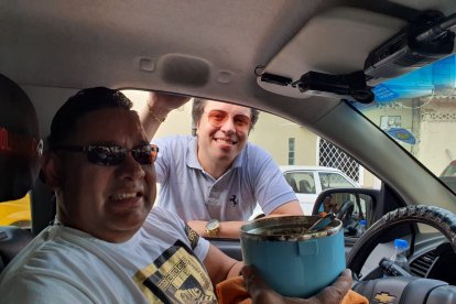 Carlos Medina, dueño de una empresa de seguridad que suele trabajar para los artistas, fue con su ollita para el sancocho.