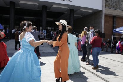 A Yeseña Guamaní le gusta zapatear las canciones tradicionales de la ciudad.