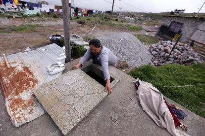 Maricela Collaguazo muestra  cómo recogen en una cisterna el agua de lluvia, en El Placer.