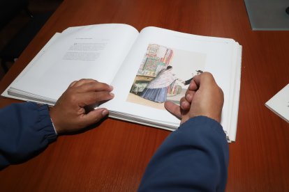 Las mujeres de épocas pasadas solían vestirse con trajes largos.