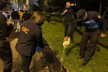 Los uniformados regaron la ‘guanchaca’ de los resabiados.