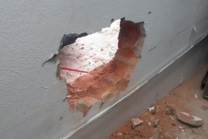 Unos 40 centímetros es la medida de la perforación.