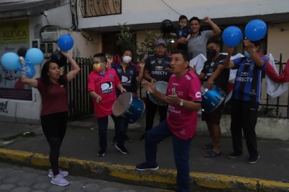 Luis Umaquinga, fundador de la Locura del Valle, y su familia, estuvieron listos para la primera final de la LigaPro.