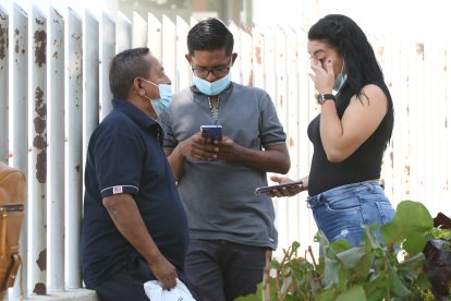 Los familiares de  Lorena llegaron al Laboratorio de Criminalística y Ciencias Forenses.
