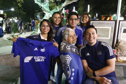Guillermina Egüez (c) y sus cinco nietos, Melany Lino, Natanael Erazo, Samuel Erazo, Alejandra Laaz y Alexandra Triviño,  vinieron desde Colimes, provincia del Guayas.