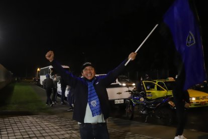 Luis Bohórquez alentó desde los exteriores del estadio a los rayados.