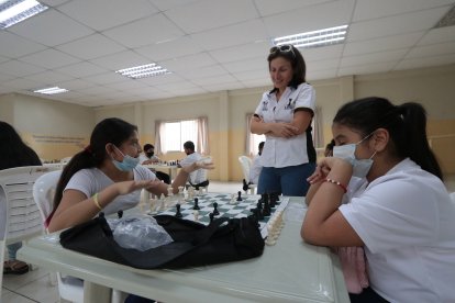 Las clases de ajedrez son dictadas por Martha Fierro.