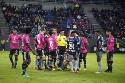 Joao Rojas quedó tendido en el césped, tras sufrir una lesión en su pierna derecha.